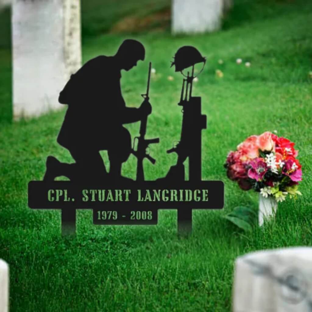 1353. Soldier kneeling to rifle & hat