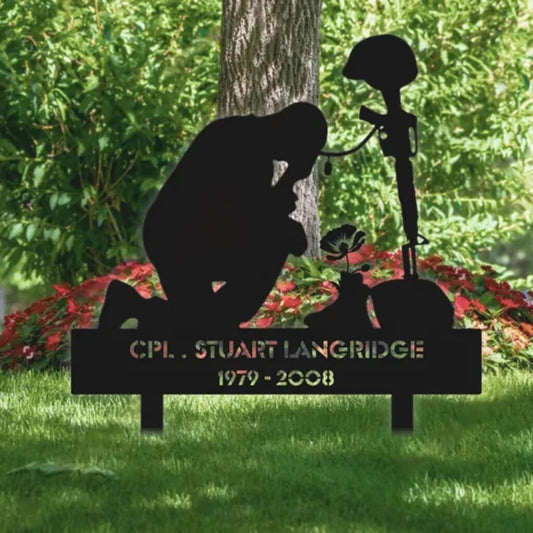 1352. Soldier kneeling to rifle, boots & poppy