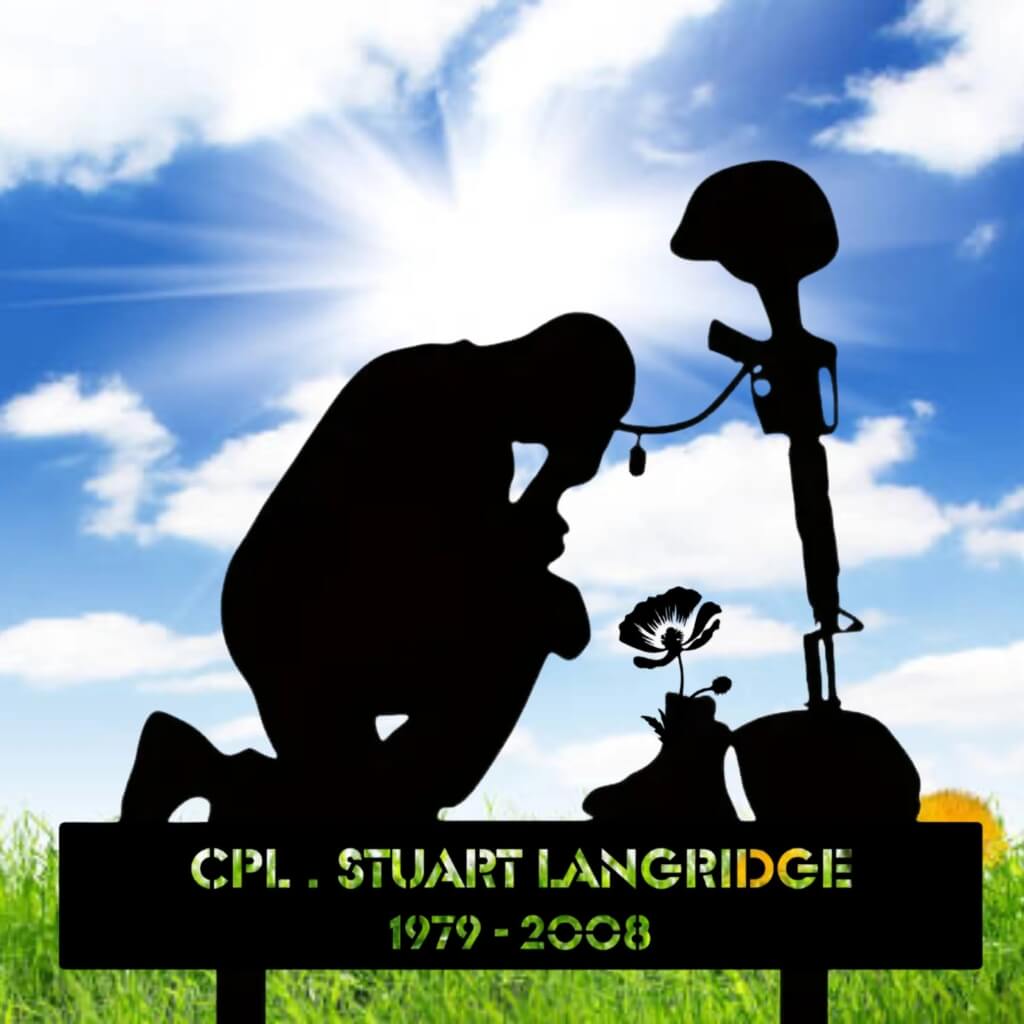 1352. Soldier kneeling to rifle, boots & poppy