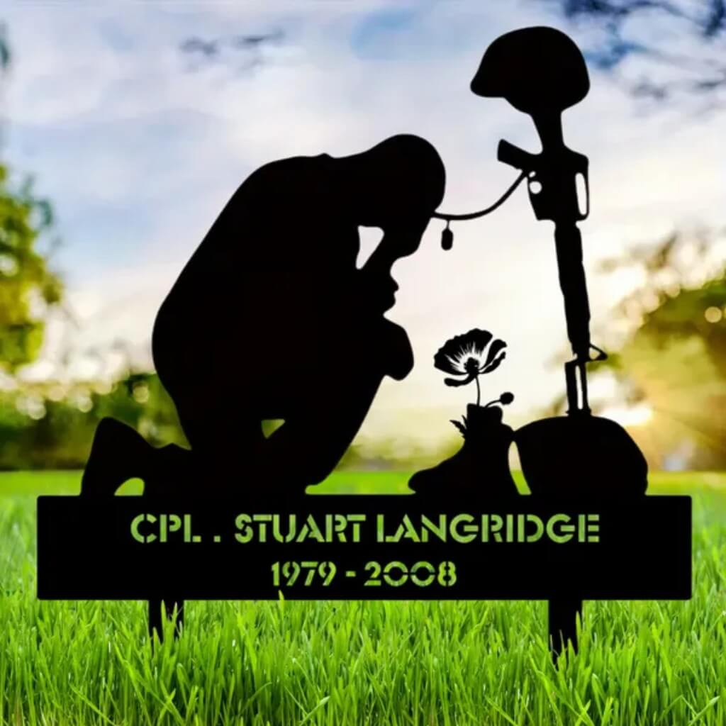 1352. Soldier kneeling to rifle, boots & poppy