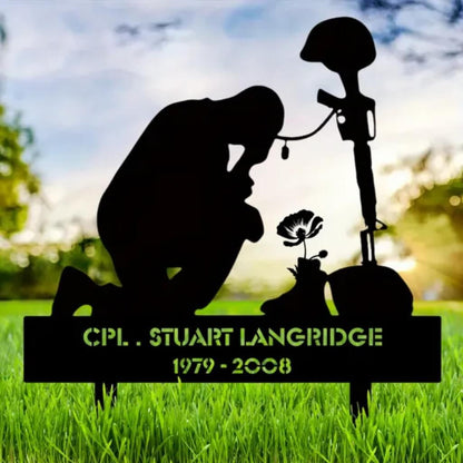 1352. Soldier kneeling to rifle, boots & poppy