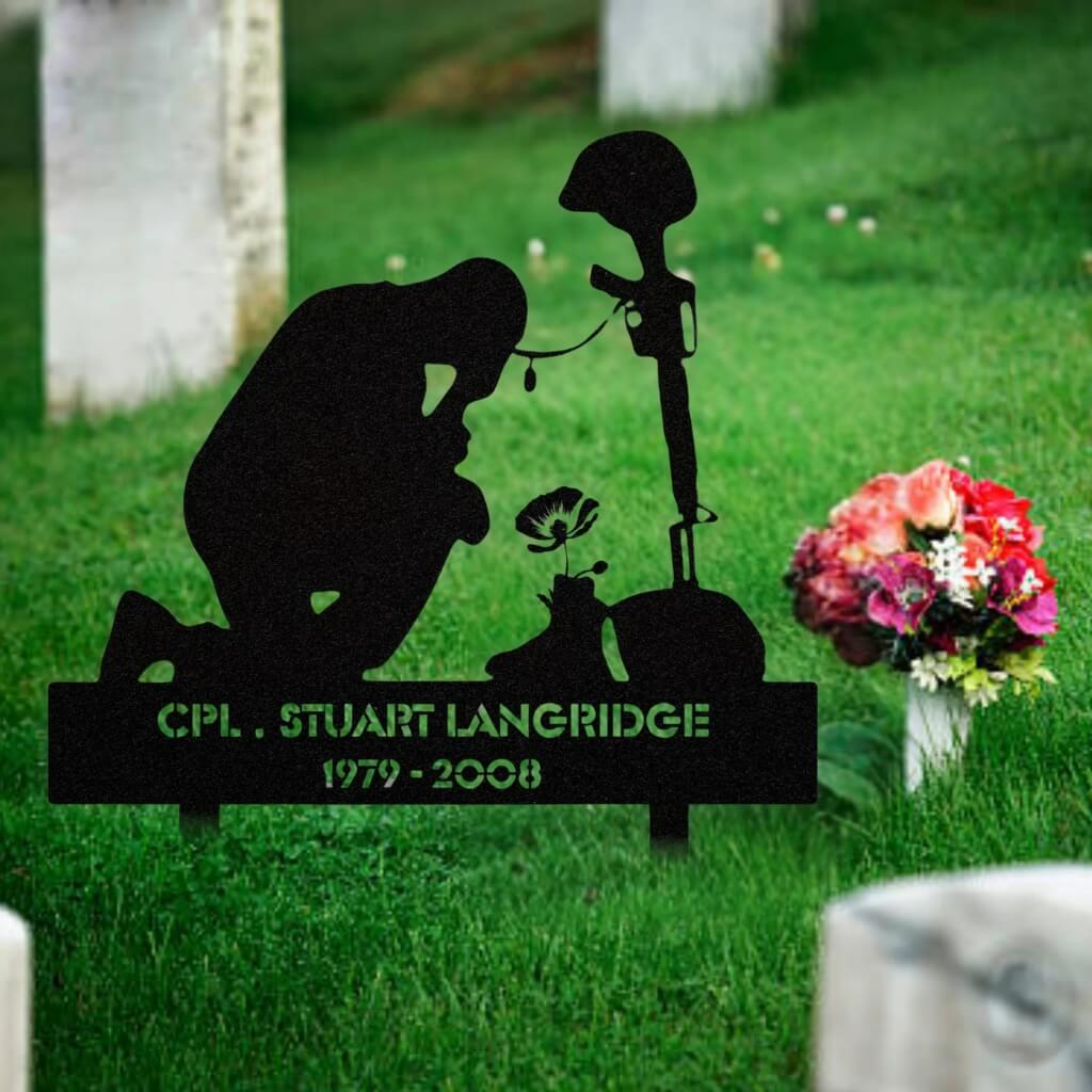 1352. Soldier kneeling to rifle, boots & poppy