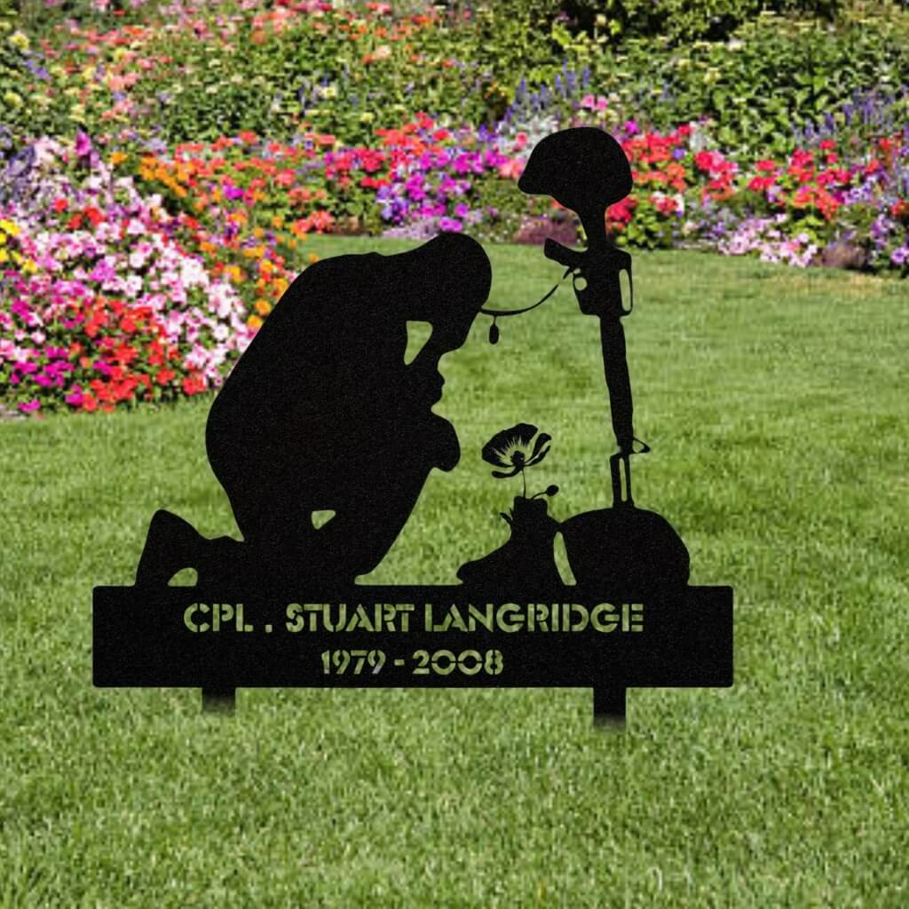 1352. Soldier kneeling to rifle, boots & poppy